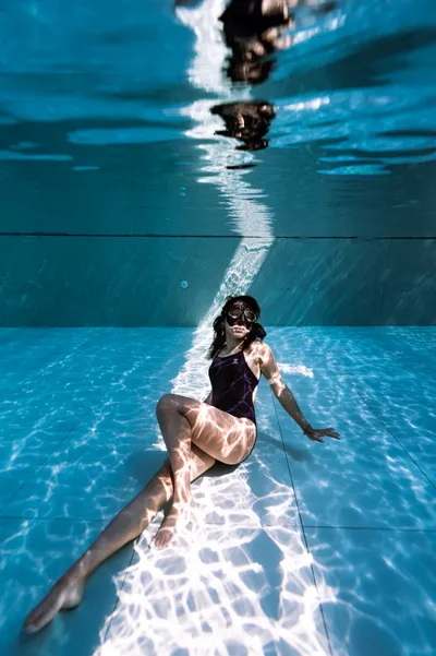 Female freedive pose underwater