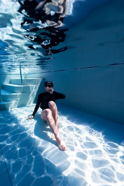 Female freedive pose underwater